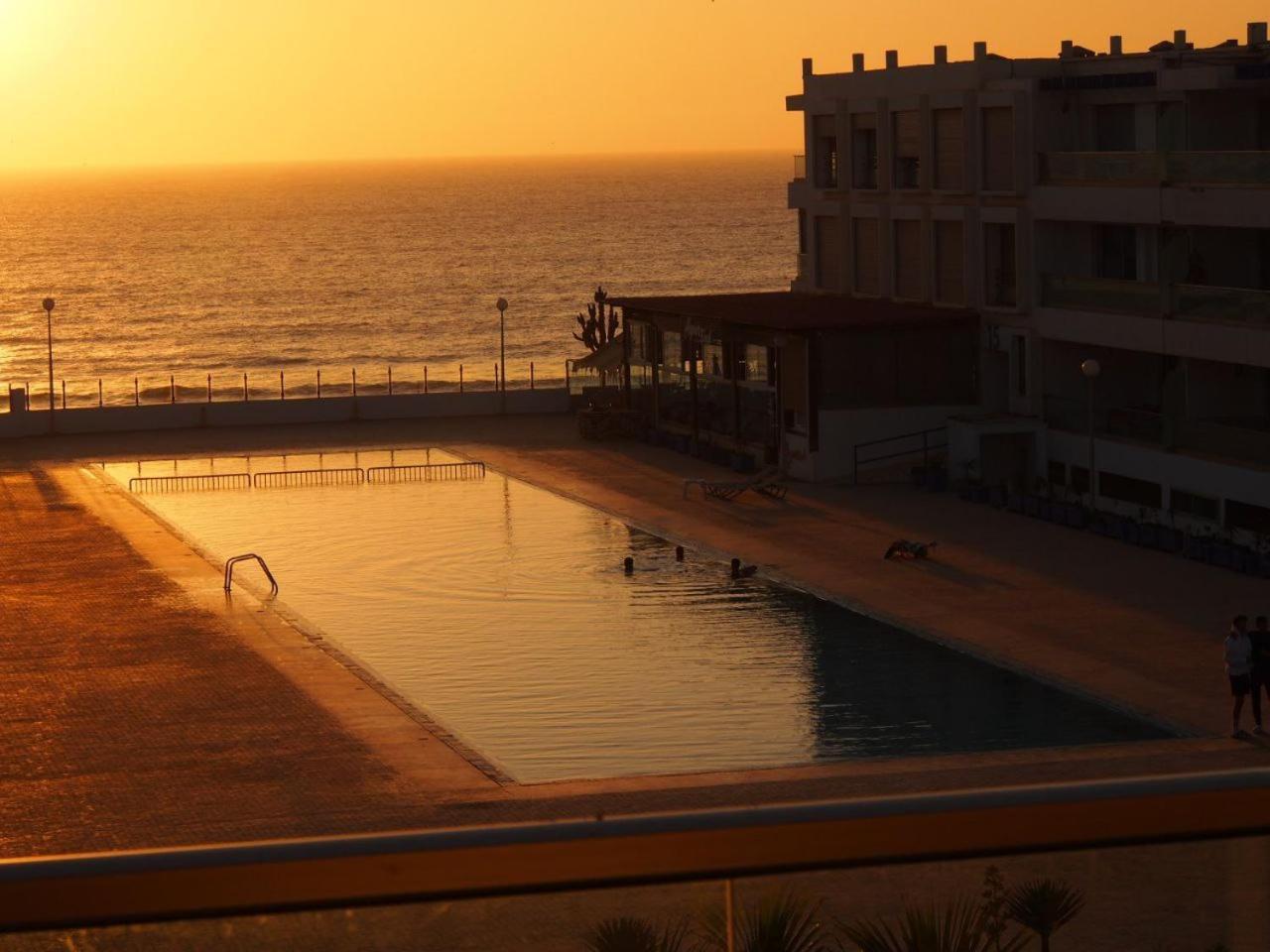 En Bord De Avec Piscine Vue Imprenable